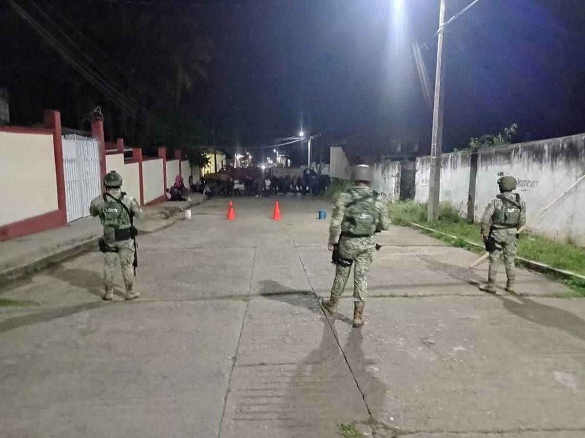 Pobladores de Angel Albino Corzo permiten salida de militares