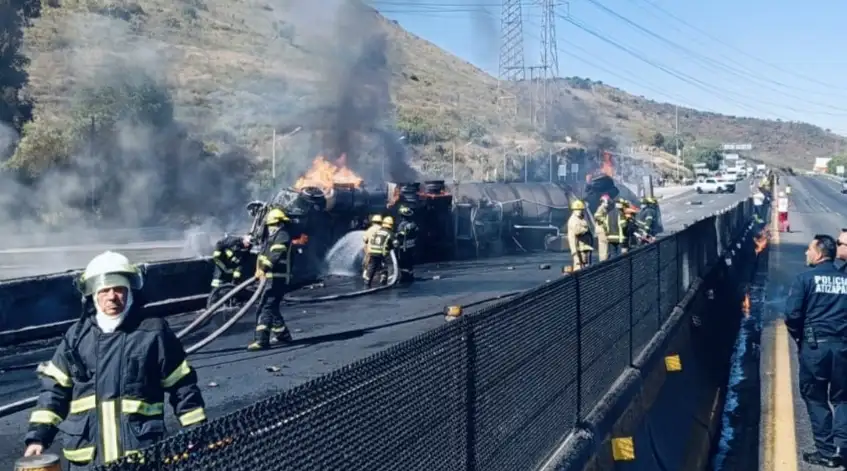 Pipa de Pemex volcó e incendió en la autopista Chamapa-Lechería